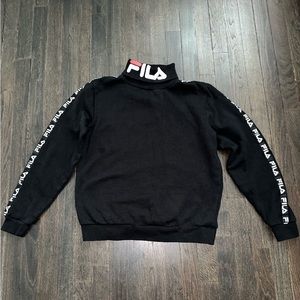 FILA TURTLE-NECK SWEATSHIRT.
